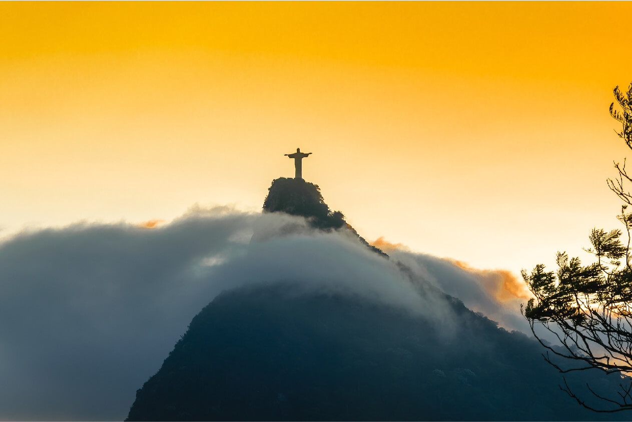 Christus de Verlosser, welke poseert op een berg in de stad Rio de Janeiro